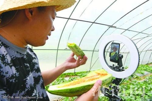 小乔吃瓜娱乐卖切糕,传承吴桥切糕文化
