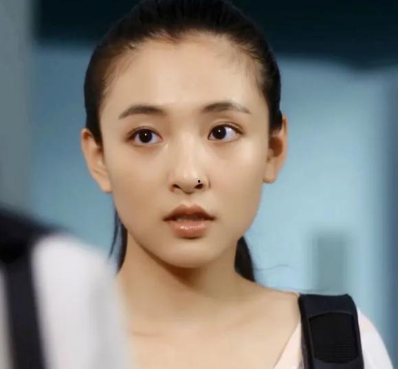 娱乐圈两个人吃瓜,背后真相令人震惊！