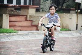 娱乐吃瓜酱骑车摔倒,健康安全不容忽视